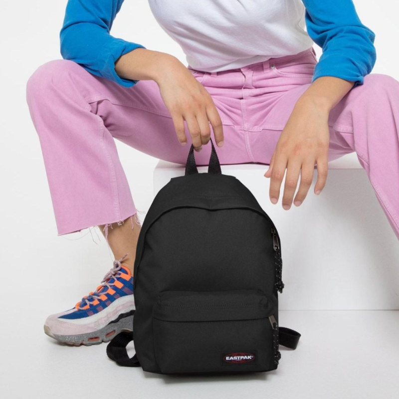 Mochila Eastpak Orbit Black: Estilo compacto y funcional en negro