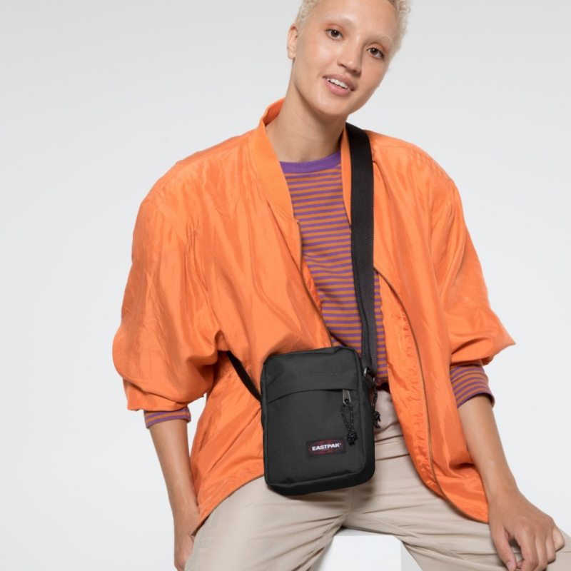 Eastpak The One Black: pochete versátil e elegante para as suas malas
