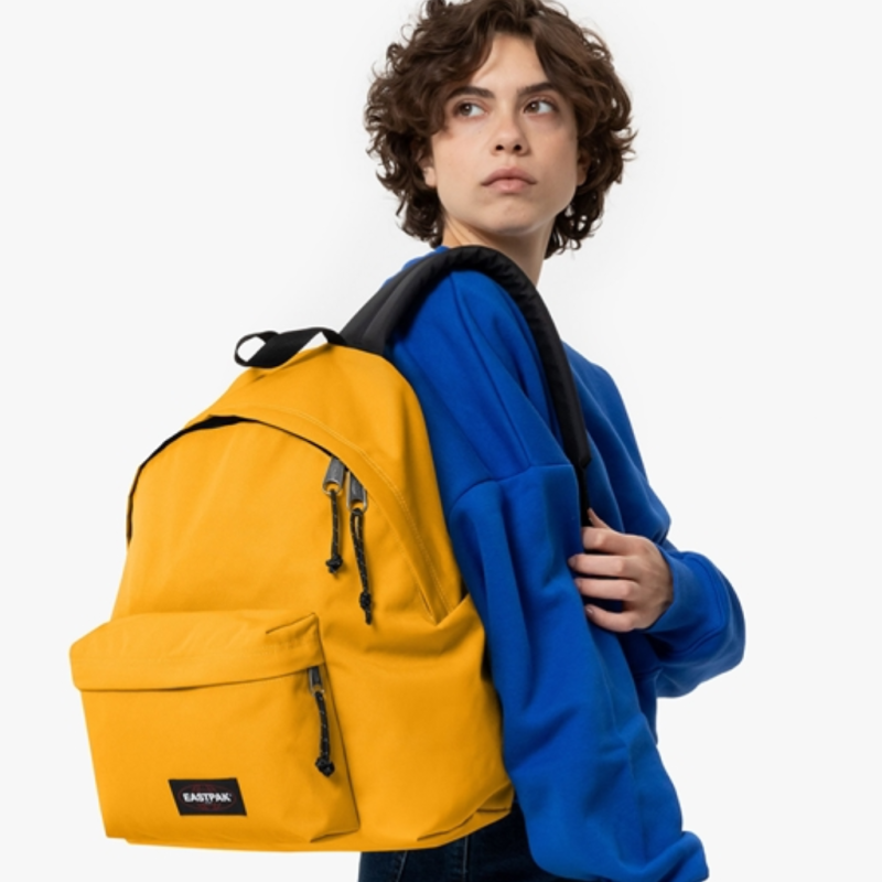 Mochila Eastpak Padded Pak'r Sunrise Yellow: Vitalidad y Estilo para tus Aventuras Urbanas